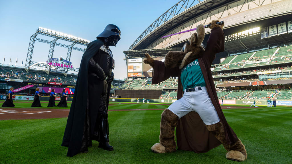 Darth Vader and the Mariners mascot face off