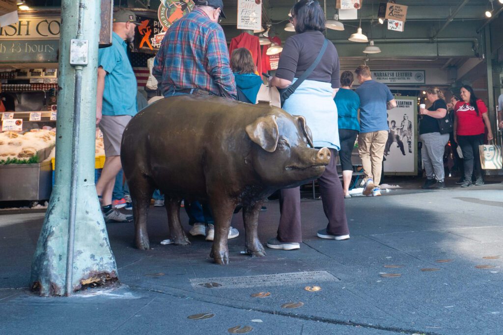 Rachel the Pig sits at the entrance to Pike Place Market.