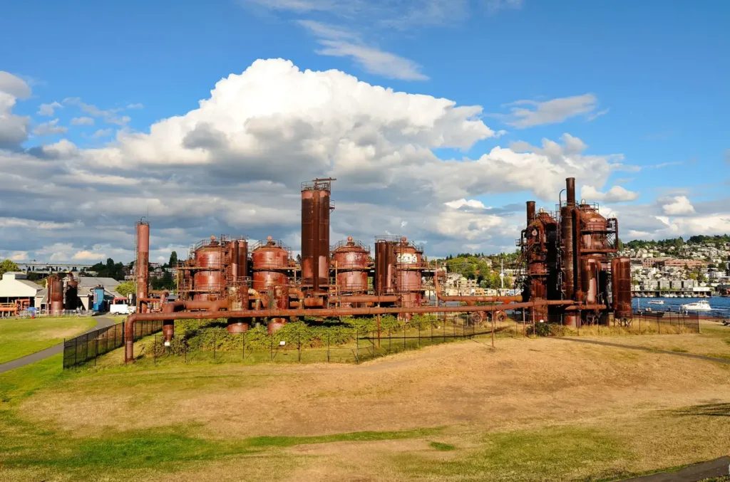 An exterior shot of Gas Works Park on a sunny afternoon