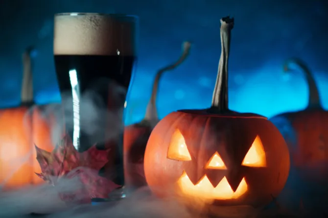 A Jack-o-lantern next to a stout in fog