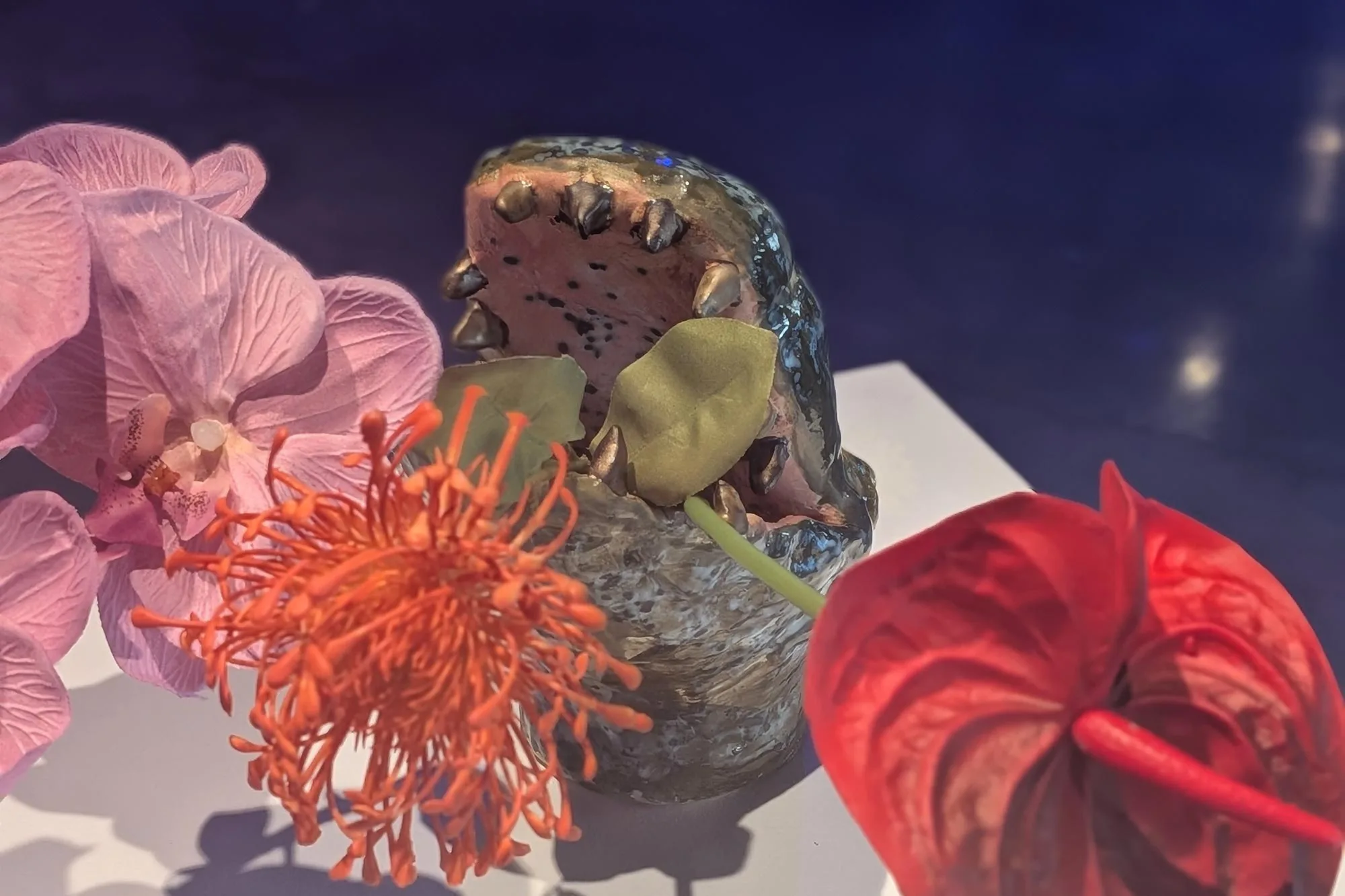 Ceramic crocodiles and flowers